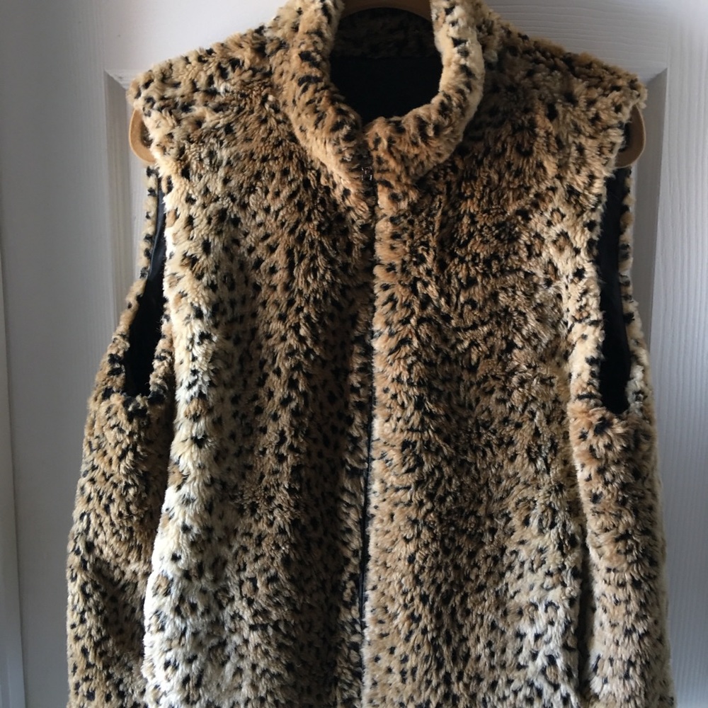 Leopard print Reversible faux fur vest XL.